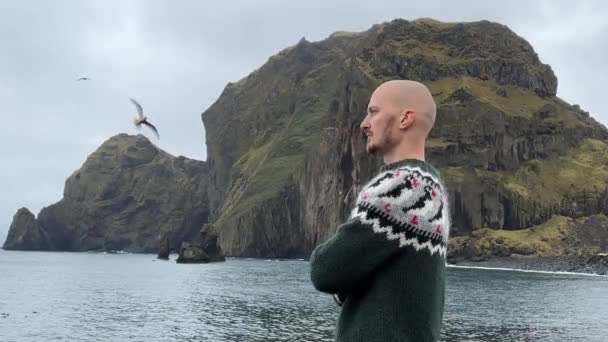 Joven Calvo Levanta Contra Fondo Con Suéter Islandés Junto Mar — Vídeos de Stock