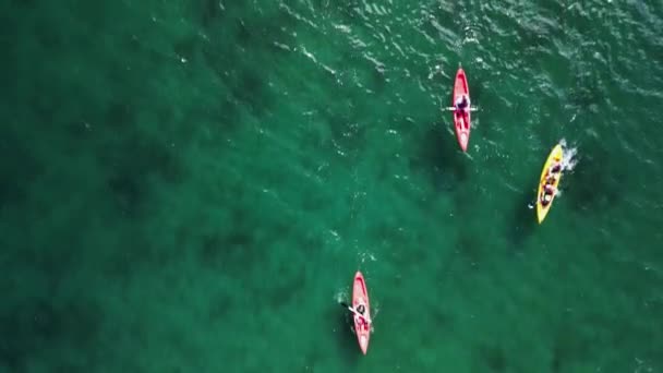不同颜色的独木舟漂浮在海里的水面上 从上面看从一架4K无人驾驶飞机的镜头拍摄 — 图库视频影像