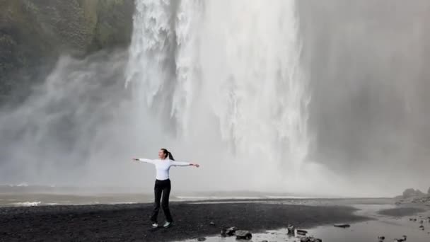 Egy Lány Forog Egy Vízesésnél Izlandon Felvétel — Stock videók