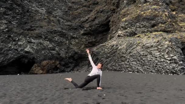 Girl Doing Yoga Black Beach Iceland Footage — Stock Video