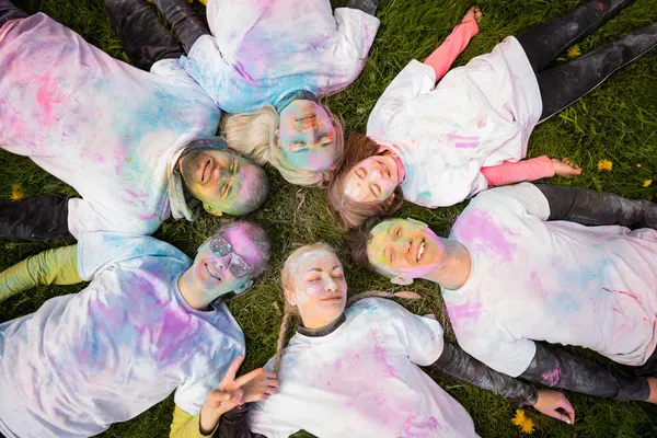 Grupo Personas Felices Celebrando Holi Con Colores Polvo Gulal Acostado — Foto de Stock