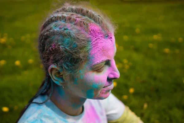 Retrato Mujer Europea Feliz Celebrando Holi Con Colores Polvo Gulal — Foto de Stock