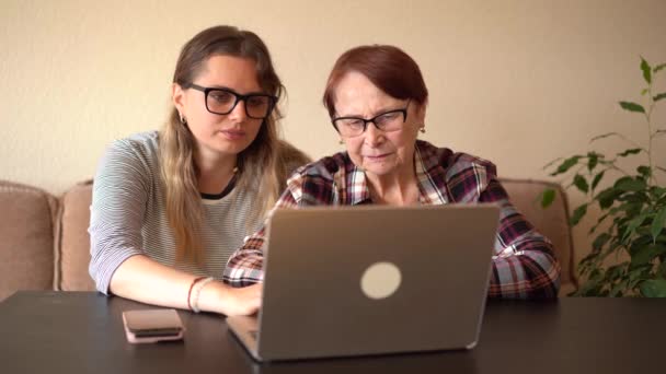 Enkelin Erklärt Ihrer Alten Großmutter Wie Man Einen Laptop Bedient — Stockvideo