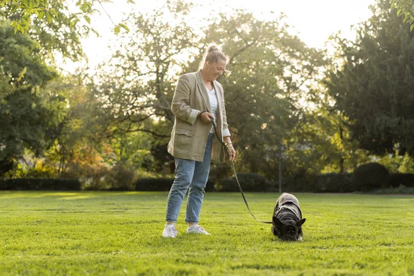 Girl Forty Plays Park Her Dog French Bulldog — Stock Photo, Image