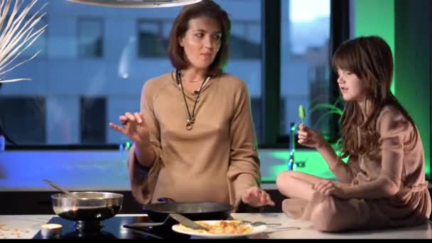 Schattig Meisje Dat Pannenkoeken Maakt Met Mama Keuken Kerst Nieuwjaar — Stockvideo