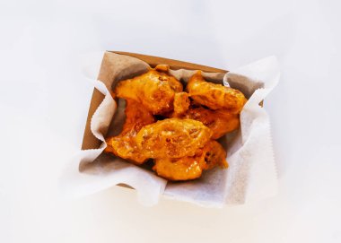 Baharatlı ızgara tavuk teriyaki bacakları teslimat için paketlerde..