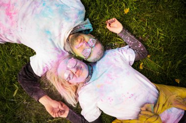 Holi 'yi pudra rengi veya gulal ile kutlayan mutlu bir Avrupalı çiftin portresi. Hint festivali Holi kavramı