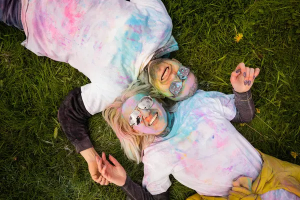 Holi 'yi pudra rengi veya gulal ile kutlayan mutlu bir Avrupalı çiftin portresi. Hint festivali Holi kavramı