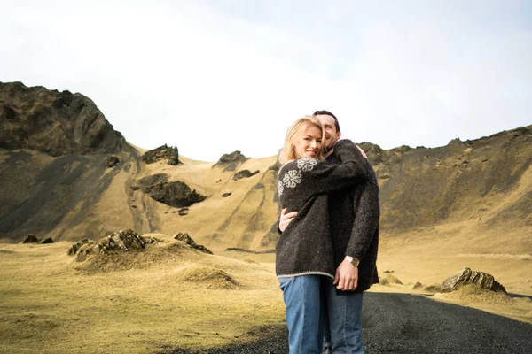 Verliebtes Paar Vor Dem Hintergrund Der Berge Und Der Untergehenden — Stockfoto