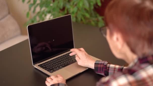 Yaşlı Kadın Yaşında Dizüstü Bilgisayarıyla Evde Çalışıyor Eller Dizüstü Bilgisayara — Stok video