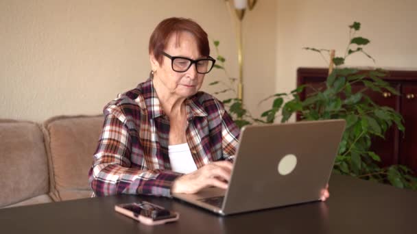 Stara Kobieta Osiemdziesiąt Lat Siedzi Laptopem Pracując Domu — Wideo stockowe