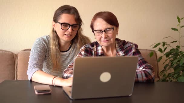 Бабуся Розповідає Своїй Бабусі Користуватися Ноутбуком Вчить Бабусю Користуватися Комп — стокове відео