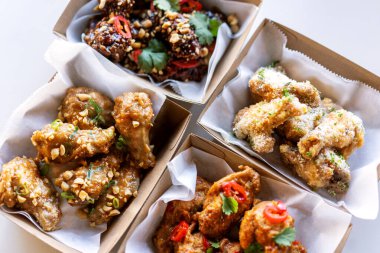 Baharatlı ızgara tavuk teriyaki bacakları teslimat için paketlerde..