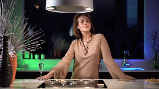 Una Bella Ragazza Vestito Cucina Aspetta Sua Amata Beve Champagne — Video Stock