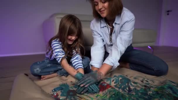 ママと娘は油絵と一緒に絵を描き 楽しい ビデオ4Kを持っています — ストック動画