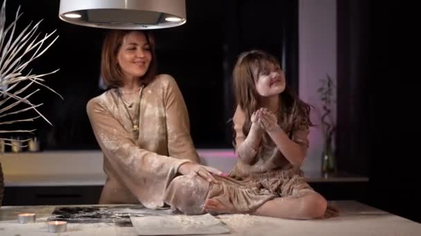 Entzückendes Kleines Mädchen Das Mit Mama Der Küche Pfannkuchen Backt — Stockvideo