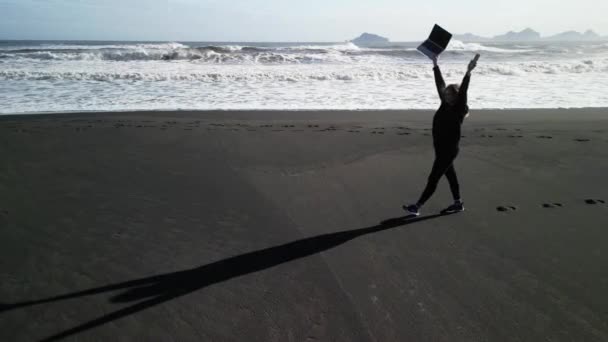 Девушка Черной Одежде Ноутбуком Гуляет Черному Пляжу Исландии Свободы Фриланса — стоковое видео