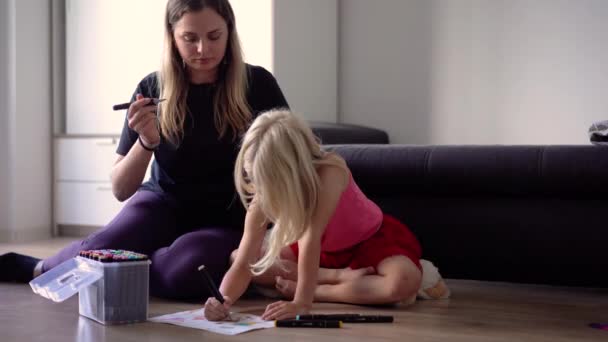 Маленька Дівчинка Матір Малює Підлозі Вдома Спілкуватися Малювати — стокове відео