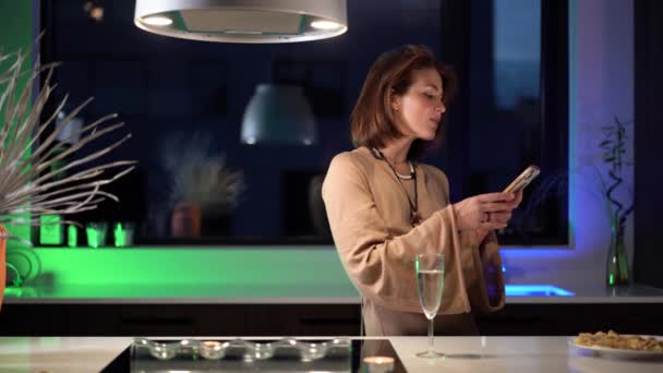 Une Femme Maison Avec Téléphone Dans Cuisine Attend Appel Une — Video