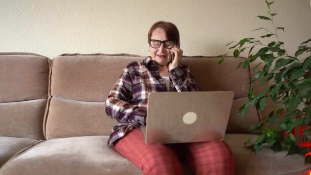 Wanita Tua Berusia Delapan Puluh Tahun Duduk Berbicara Telepon Dengan — Stok Video