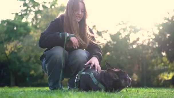 Una Adolescente Juega Con Perro Parque Hierba Metraje — Vídeos de Stock