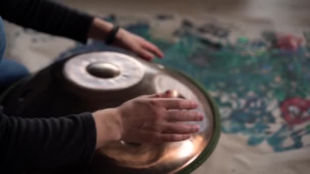 Mãos Com Tambor Pendurado Perto Homem Praticando Música Nativa Instrumento — Vídeo de Stock