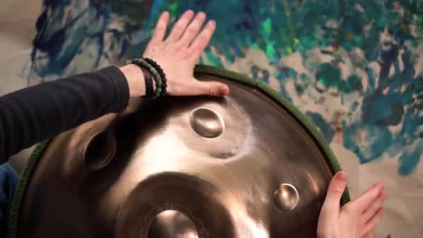 Mains Avec Tambour Suspendu Fermer Homme Pratiquant Musique Indigène Instrument — Video