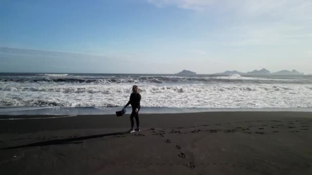 Девушка Черной Одежде Ноутбуком Гуляет Черному Пляжу Исландии Свободы Фриланса — стоковое видео