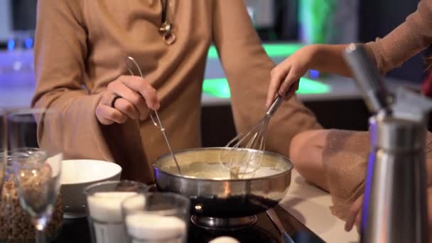 Adorável Menina Fazendo Panquecas Com Mãe Cozinha Natal Ano Novo — Vídeo de Stock