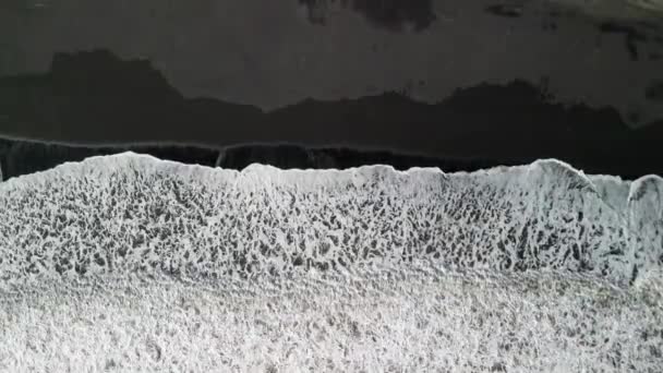 从令人惊叹的自然俯瞰火山黑色沙滩和美丽的大西洋海浪的无人驾驶飞机拍摄的高空照片 — 图库视频影像