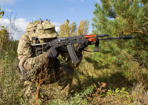 Ukrainske Soldater Militæruniform Fullt Utstyr Slagmarken Krigen – stockfoto