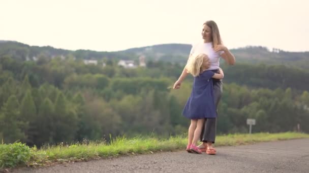 Мать Дочь Играют Парке Целуются — стоковое видео