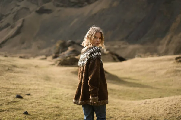 Moda Elbiseli Bir Kız Dağların Arkasında Poz Verir — Stok fotoğraf