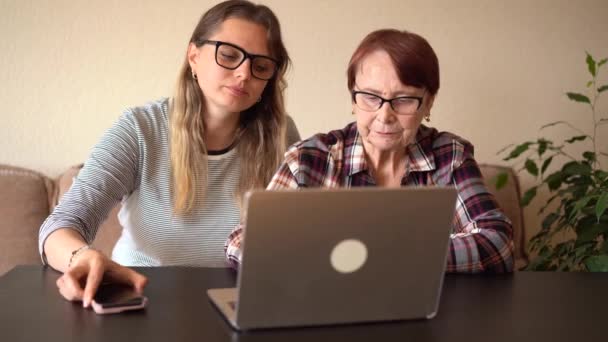 Vnučka Říká Své Staré Babičce Jak Používat Notebook Učí Babičku — Stock video