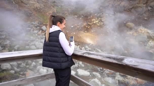 Dívka Turista Fotí Telefonu Islandské Přírody Horkých Pramenů — Stock video