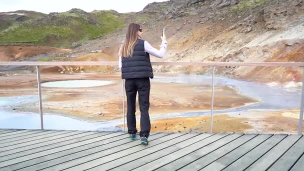 Menina Turista Tira Fotos Telefone Natureza Islandesa Fontes Termais — Vídeo de Stock