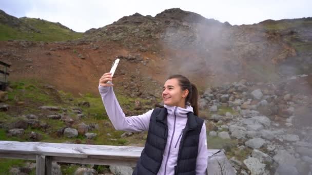 Meisje Toerist Neemt Foto Telefoon Van Ijslandse Natuur Warmwaterbronnen — Stockvideo