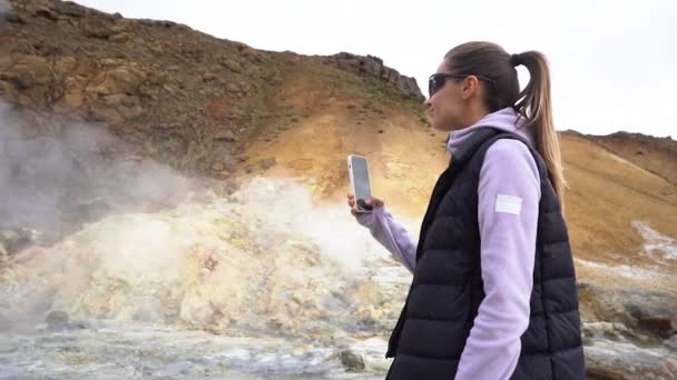 Touristin Fotografiert Telefon Isländische Natur Und Heiße Quellen — Stockvideo