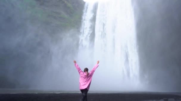Een Meisje Staat Bij Een Waterval Ijsland Meditatie Staat Beeldmateriaal — Stockvideo