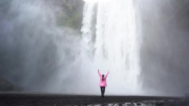 Uma Menina Está Uma Cachoeira Islândia Meditação Estado Imagens — Vídeo de Stock