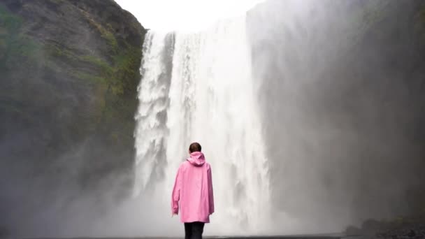 Egy Lány Áll Egy Vízesésnél Izlandon Meditációs Állapotban Felvétel — Stock videók