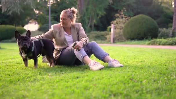 Una Mujer Unos Cuarenta Años Juega Con Perro Bulldog Francés — Vídeos de Stock
