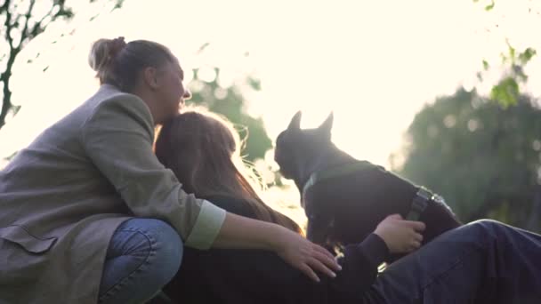 Mãe Filha Brincam Com Seu Cão Bulldog Francês Parque Grama — Vídeo de Stock