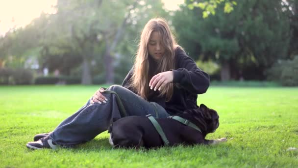 Una Adolescente Juega Con Perro Parque Hierba Metraje — Vídeos de Stock