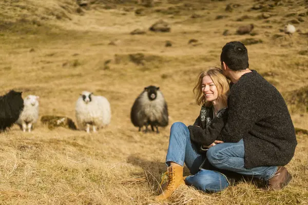 Dağın Arka Planında Koyun Tarlasında Birbirine Aşık Bir Çift — Stok fotoğraf