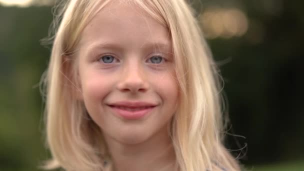 Mała Blondynka Uśmiecha Się Kamery — Wideo stockowe