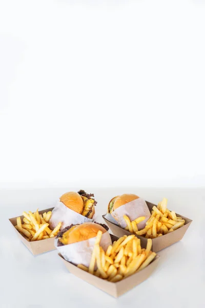 Burgery Hranolky Leží Stole Bílém Pozadí Doručovacích Boxy — Stock fotografie
