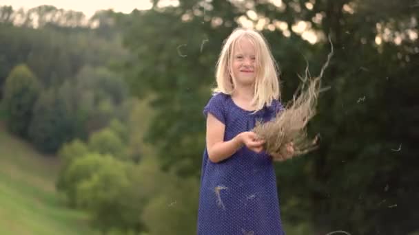 Mała Blondynka Robi Miny Przed Kamerą — Wideo stockowe