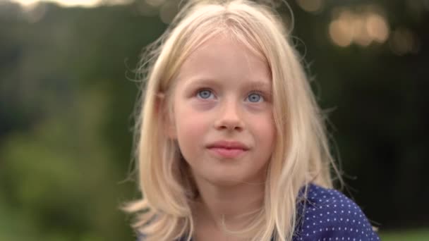 Lille Blondine Pige Smiler Til Kameraet – Stock-video