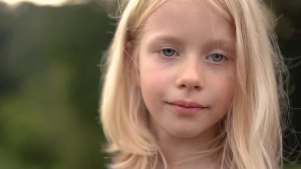 Маленька Блондинка Посміхається Камеру — стокове відео